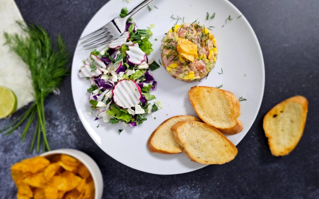 Tartare de saumon, mangue & chips aux cornichons